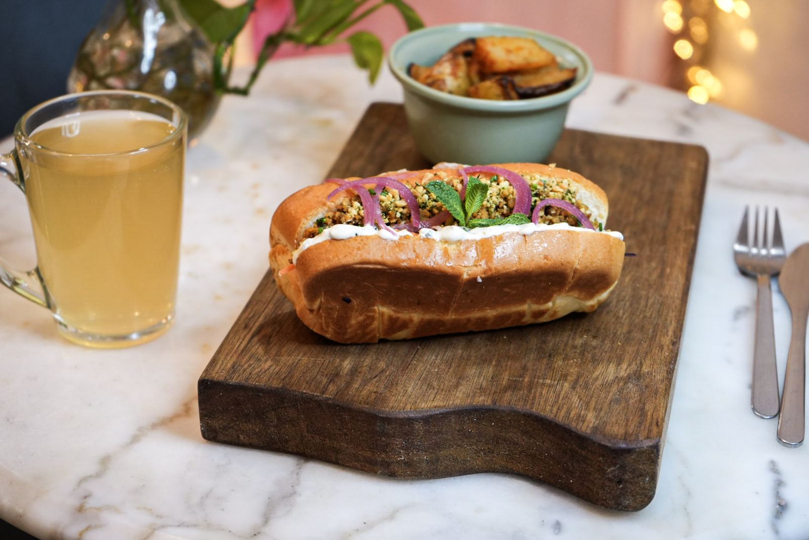 Un roll Le Roll sur sa planche avec une citronnade maison
